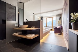 Quarto casal luxo (with view) | Roupas de cama premium, cofres nos quartos, escrivaninha