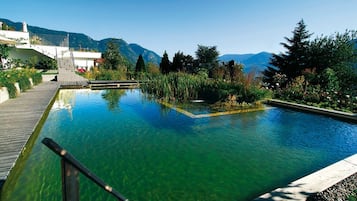 Piscina interna, piscina externa, espreguiçadeiras
