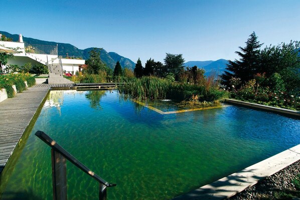 Piscine couverte, piscine extérieure, chaises longues