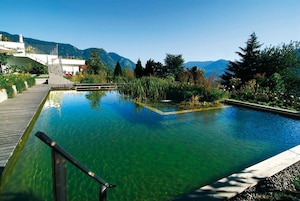 Piscina interna, piscina externa, espreguiçadeiras
