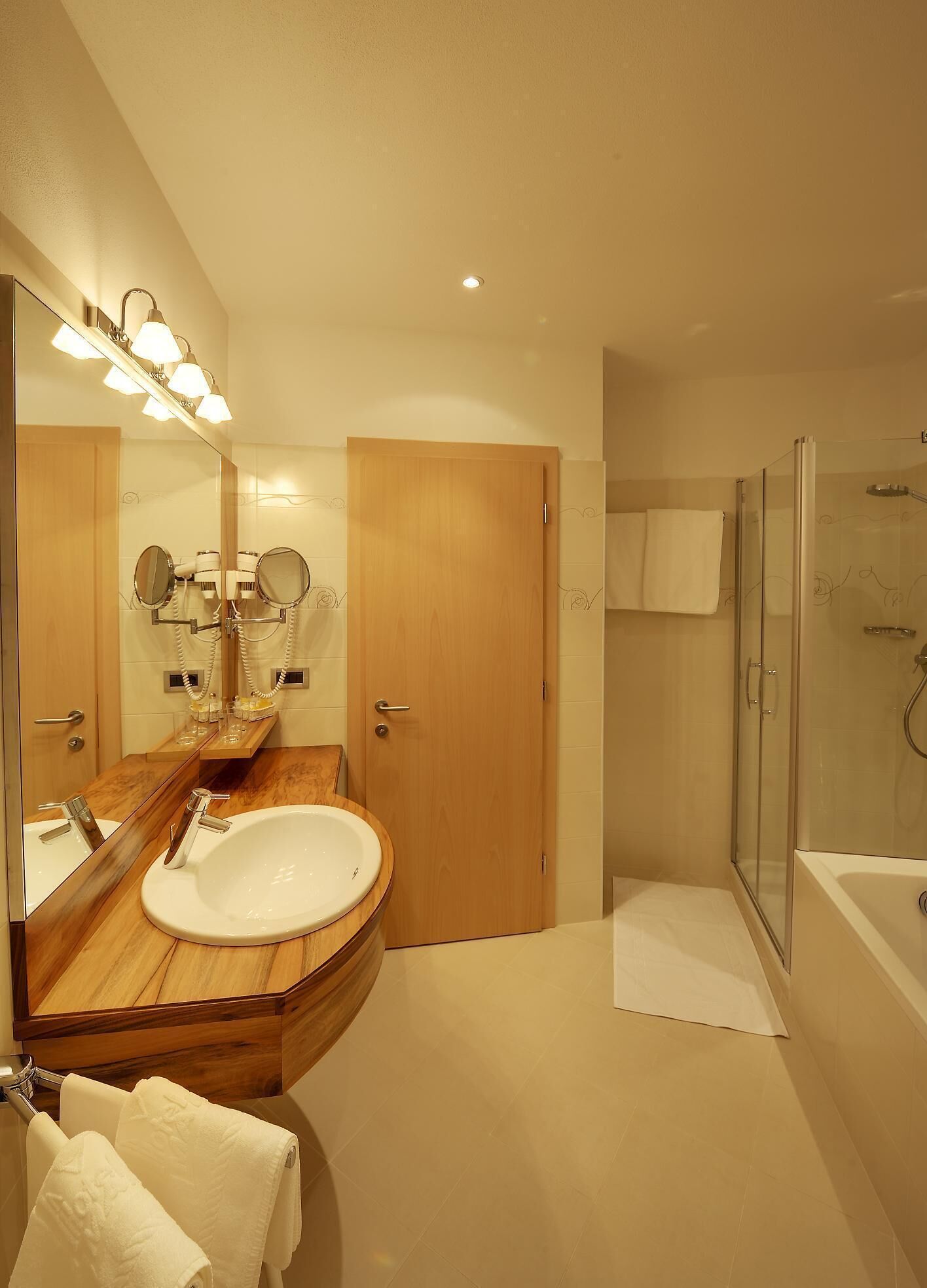 garden suite (with view) | bathroom | free toiletries, hair dryer, bathrobes, slippers