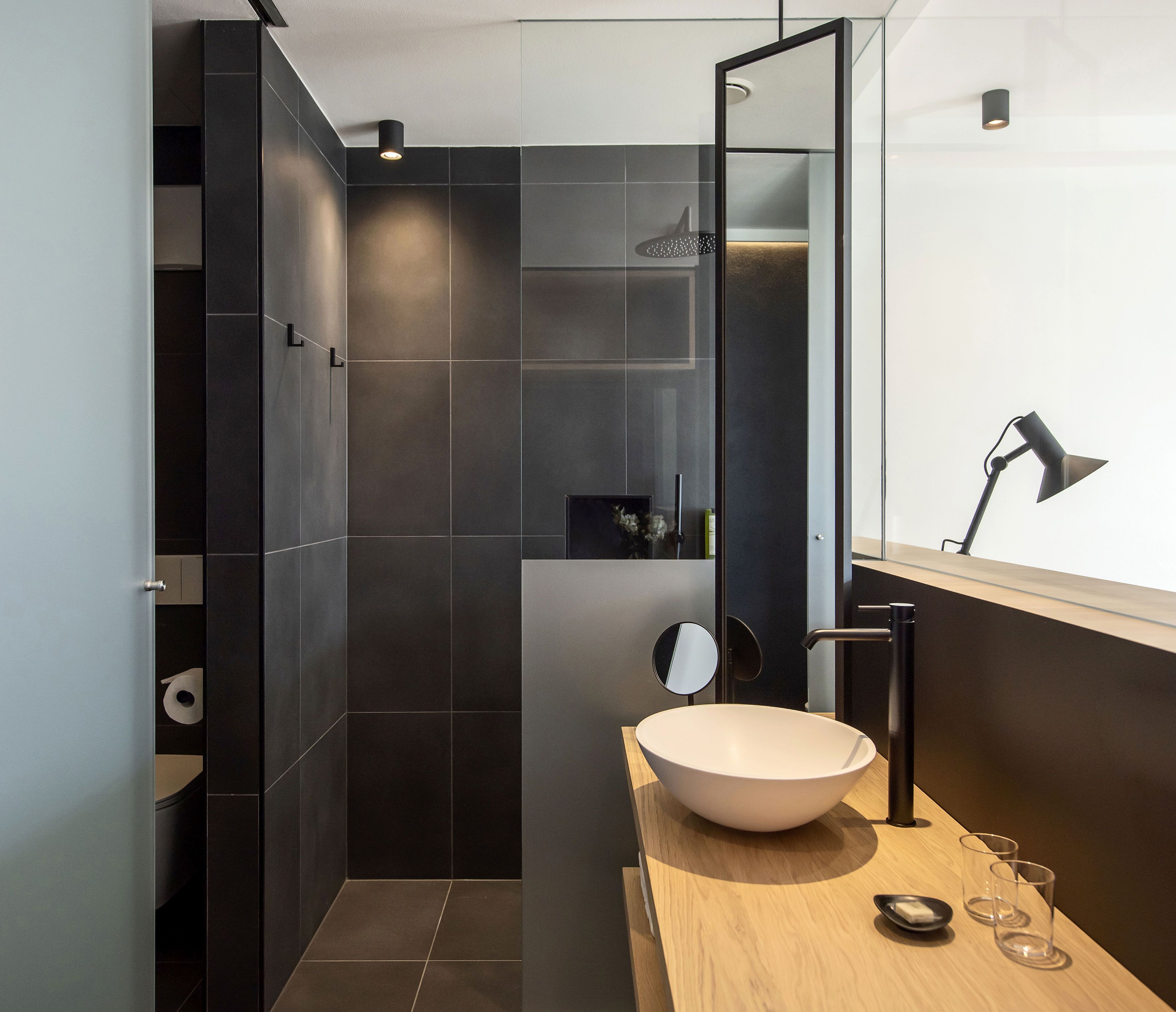 deluxe double room (with view) | bathroom | free toiletries, hair dryer, bathrobes, slippers