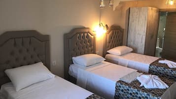 Standard Üç Kişilik Oda | Minibar, ücretsiz kablosuz İnternet, çarşaf takımı