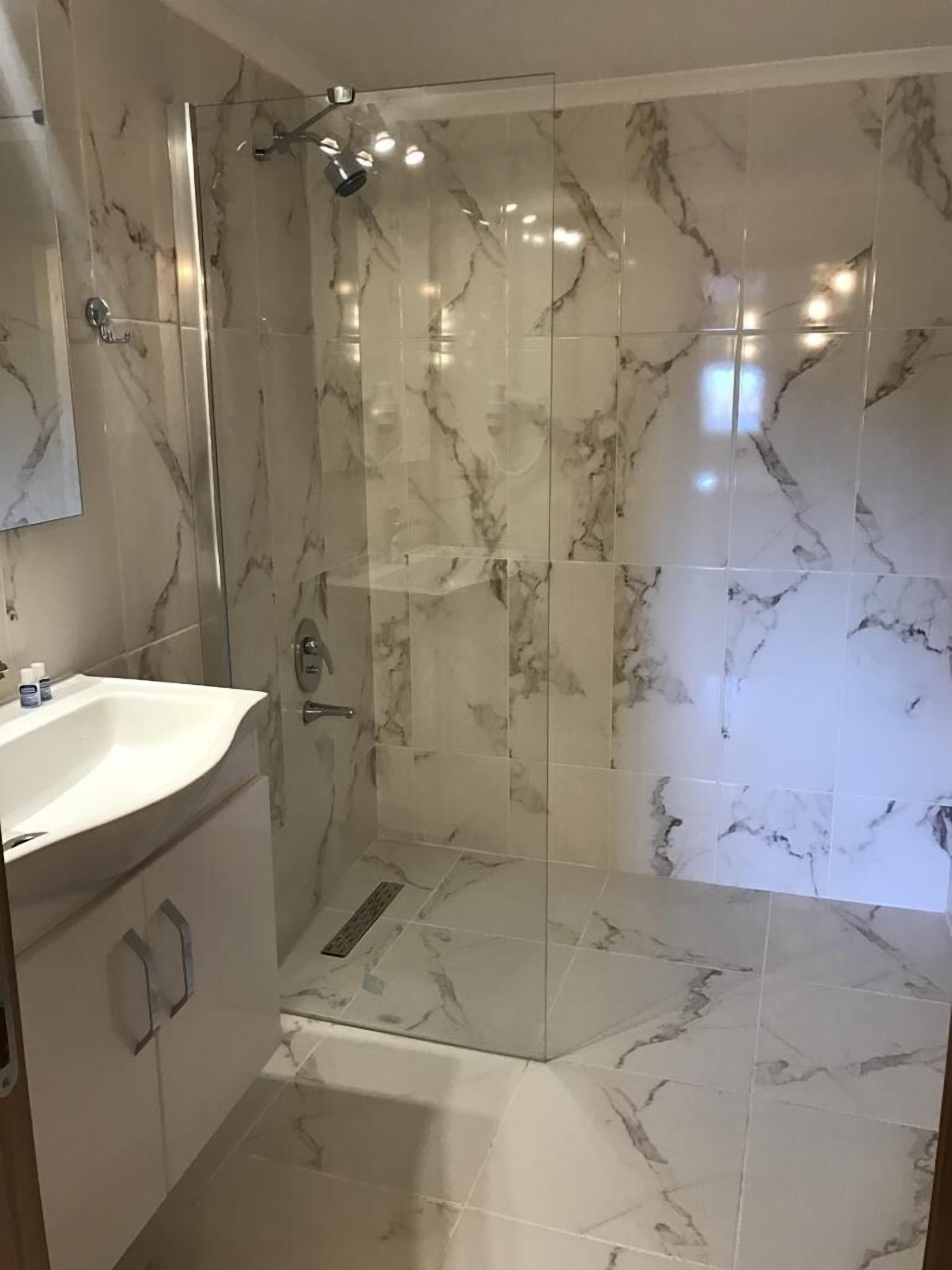 Kahden hengen standard-huone | Kylpyhuoneen suihku