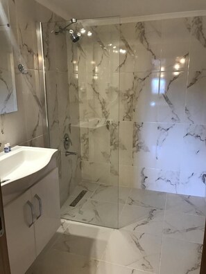 Standard Double Room | Bathroom shower - Serra Otel (Urla)