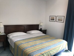 Premium bedding, minibar, in-room safe, bed sheets - Hotel Villa Ciccio (Ischia)