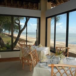 Breakfast, lunch, dinner served; local and international cuisine