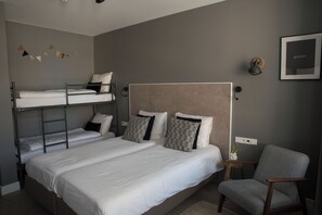 Fyrbäddsrum | Skrivbord, strykjärn/strykbräda, gratis wi-fi och sängkläder