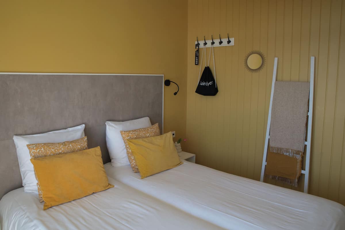 Double Room, Balcony (Inner Courtyard View) | Desk, iron/ironing board, free WiFi, bed sheets