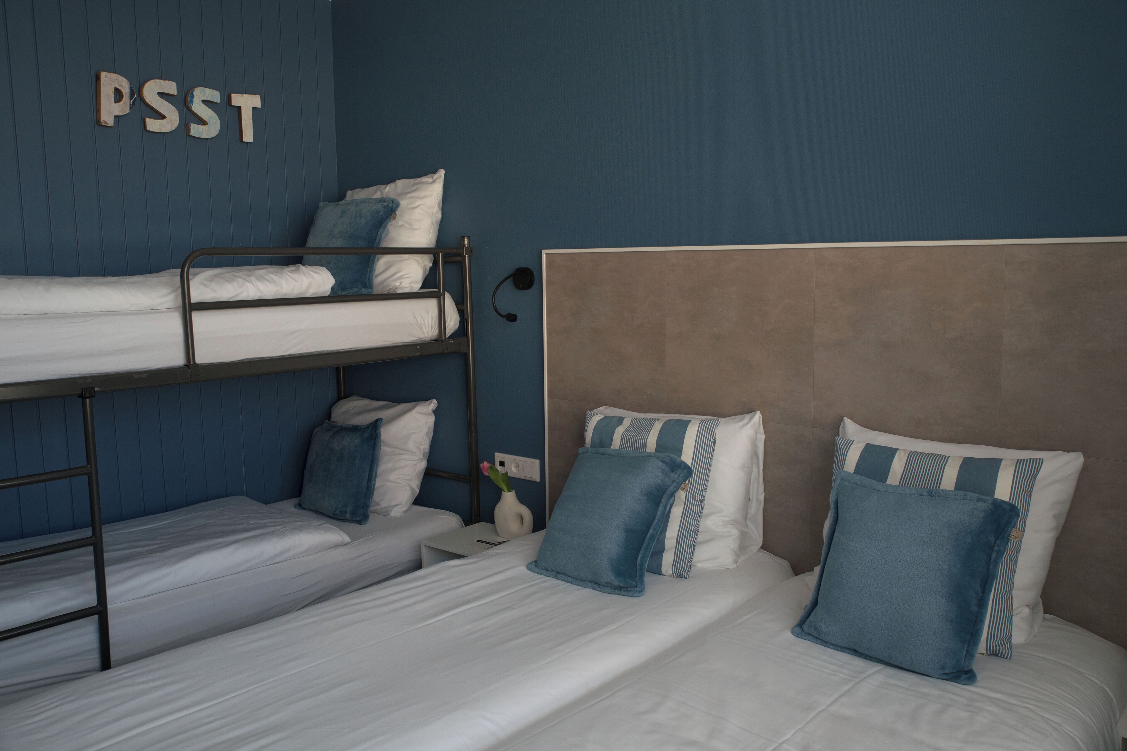 quadruple room | desk, iron/ironing board, free wifi, bed sheets