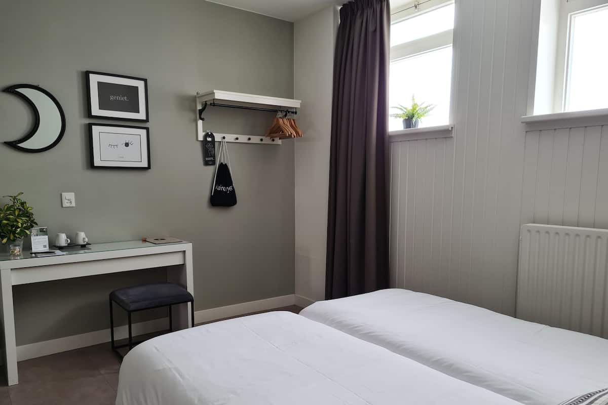 Double Room Basement | Desk, iron/ironing board, free WiFi, bed sheets