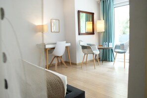 Ropa de cama de alta calidad, minibar y decoración personalizada