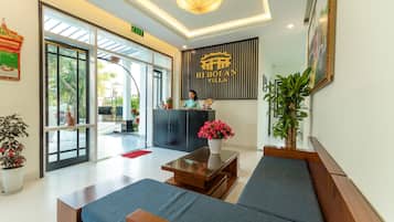 Coin salon dans le hall