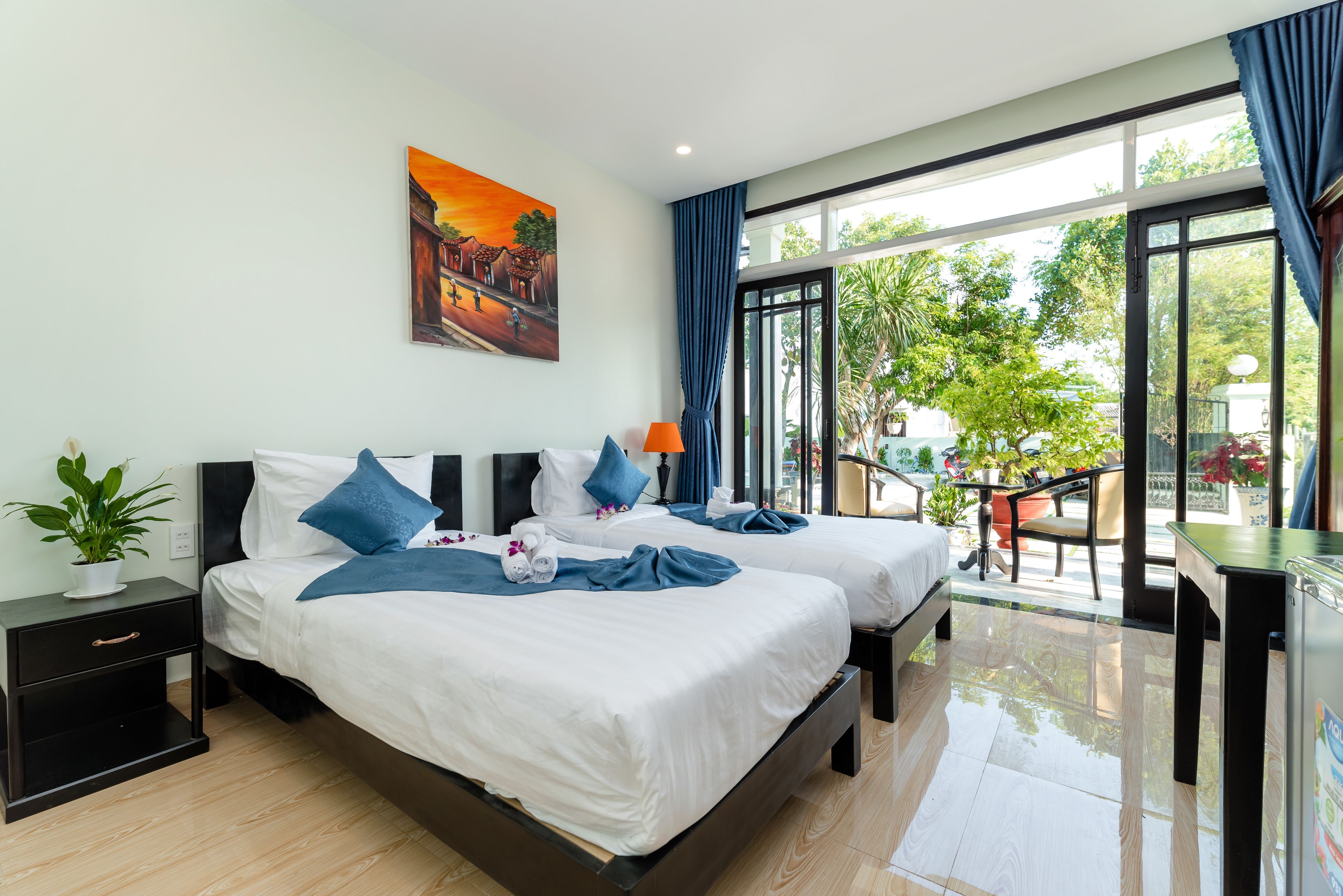 Minibar, desk, free WiFi