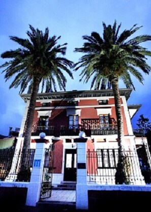 Property entrance - Hotel Casa de Indianos Don Tomas (Llanes)