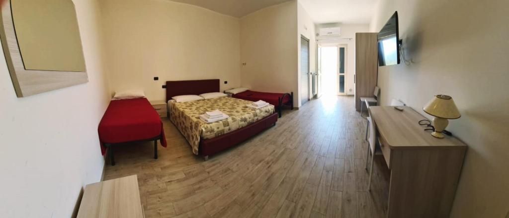 Ein Schlafzimmer mit einem Bett, einem Schreibtisch und einem Stuhl.