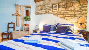 Classic Double or Twin Room | Blackout drapes, soundproofing, free WiFi, bed sheets