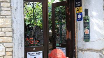 Mặt tiền nơi lưu trú