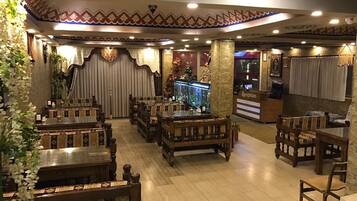 بوفيه فطور مجانًا يوميًا