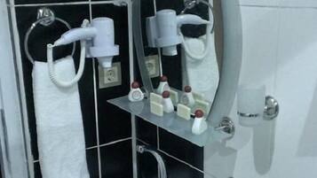 تجهيزات دش، مستلزمات مجانية للعناية الشخصية، مجففات شعر، خف للقدمين