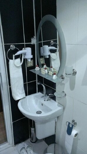 Shower, free toiletries, hair dryer, slippers - Ahranis Hotel (Sanliurfa)