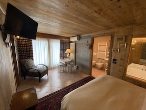 Romantic Studio Suite, 1 Queen Bed, Jetted Tub, Ground Floor (Staterlizia)