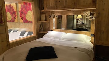 Romantic Studio Suite, 1 Queen Bed, Jetted Tub, Ground Floor (Staterlizia) | 1 bedroom, premium bedding, down comforters, memory foam beds