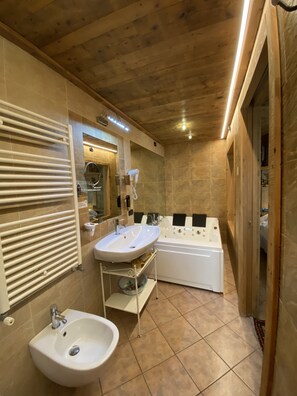 Romantic Studio Suite, 1 Queen Bed, Jetted Tub, Ground Floor (Staterlizia) | Bathroom | Free toiletries, hair dryer, towels, soap