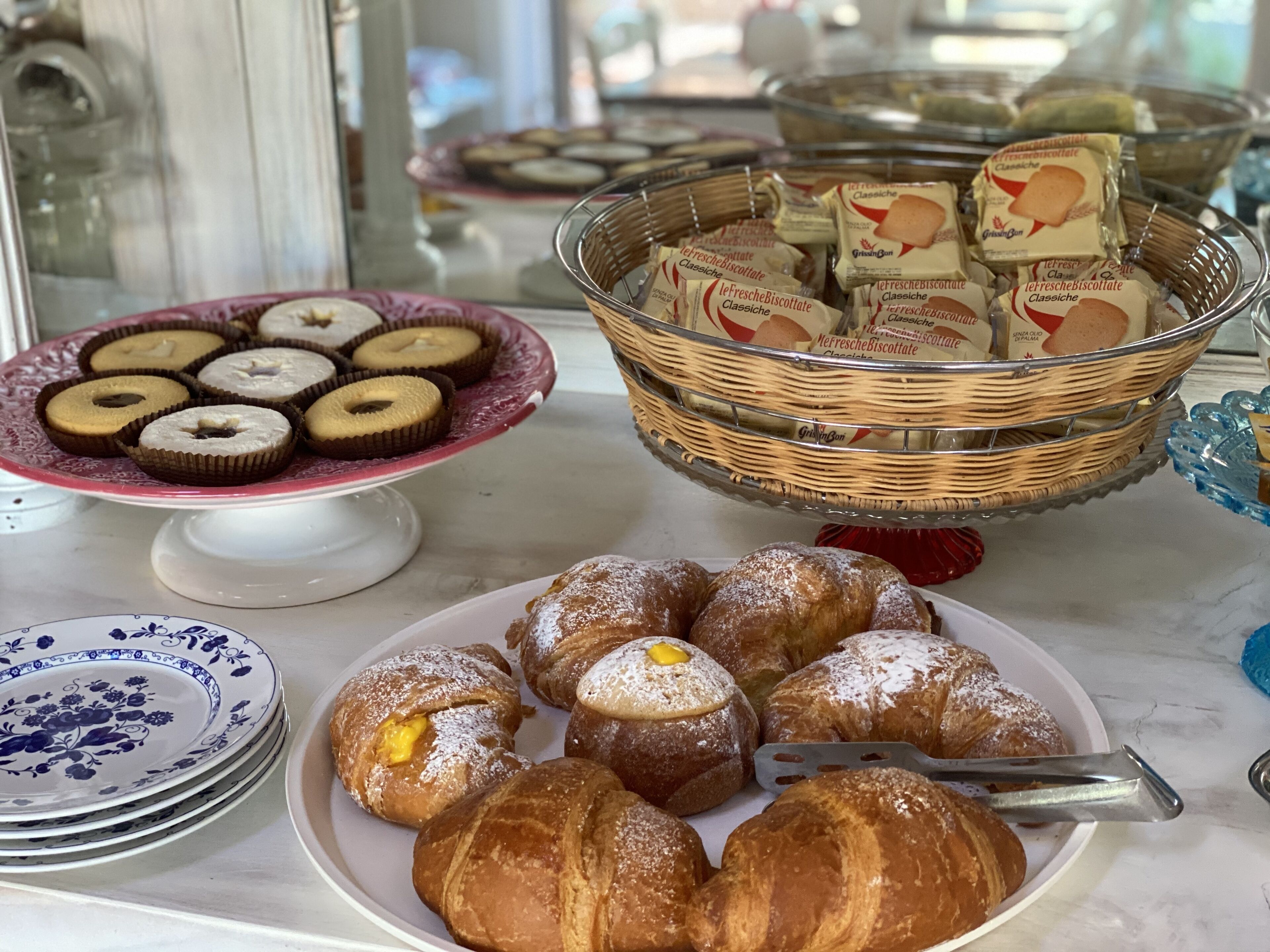 Een buffet met diverse gebakjes, zoals patisserie en koekjes.