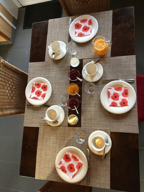 包含每日自 助早餐