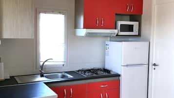 Bungalow, Terrace (2-4 adultos) | Private kitchen | Fridge, microwave, stovetop, coffee/tea maker