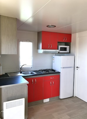 Bungalow, Terrasse (2-4 adultos) | Eigene Küche | Kühlschrank, Mikrowelle, Herdplatte, Wasserkocher mit Kaffee-/Teezubehör