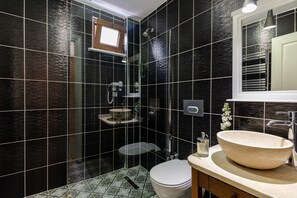 Dusche, Haartrockner, Hausschuhe, Handtücher
