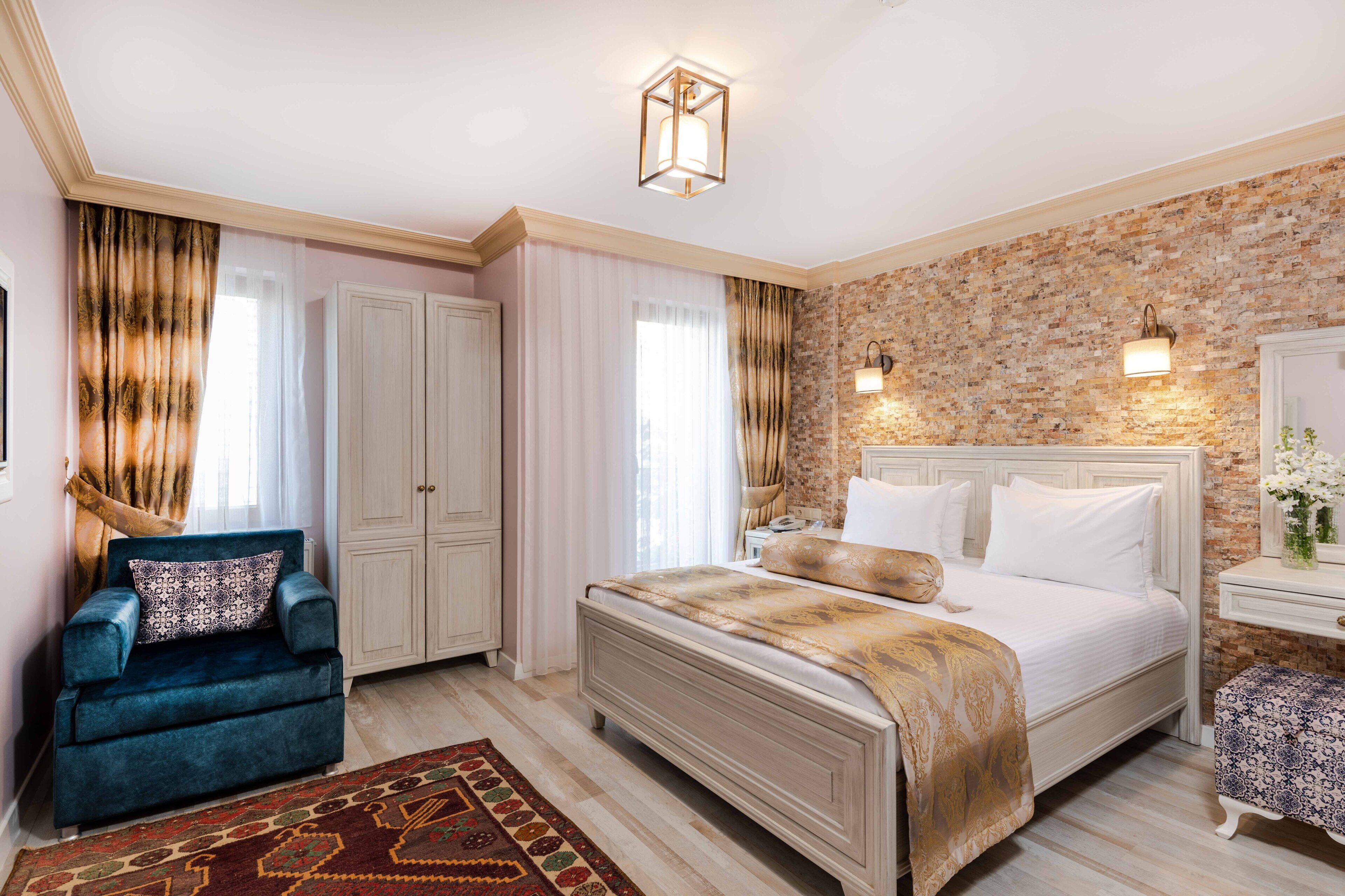 Economy Triple Room | Hypo-allergenic bedding, minibar, in-room safe, individually decorated