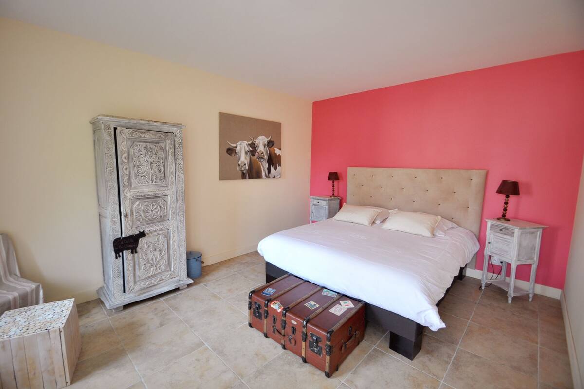 Premium bedding, in-room safe, individually decorated