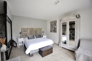 Premium bedding, in-room safe, individually decorated