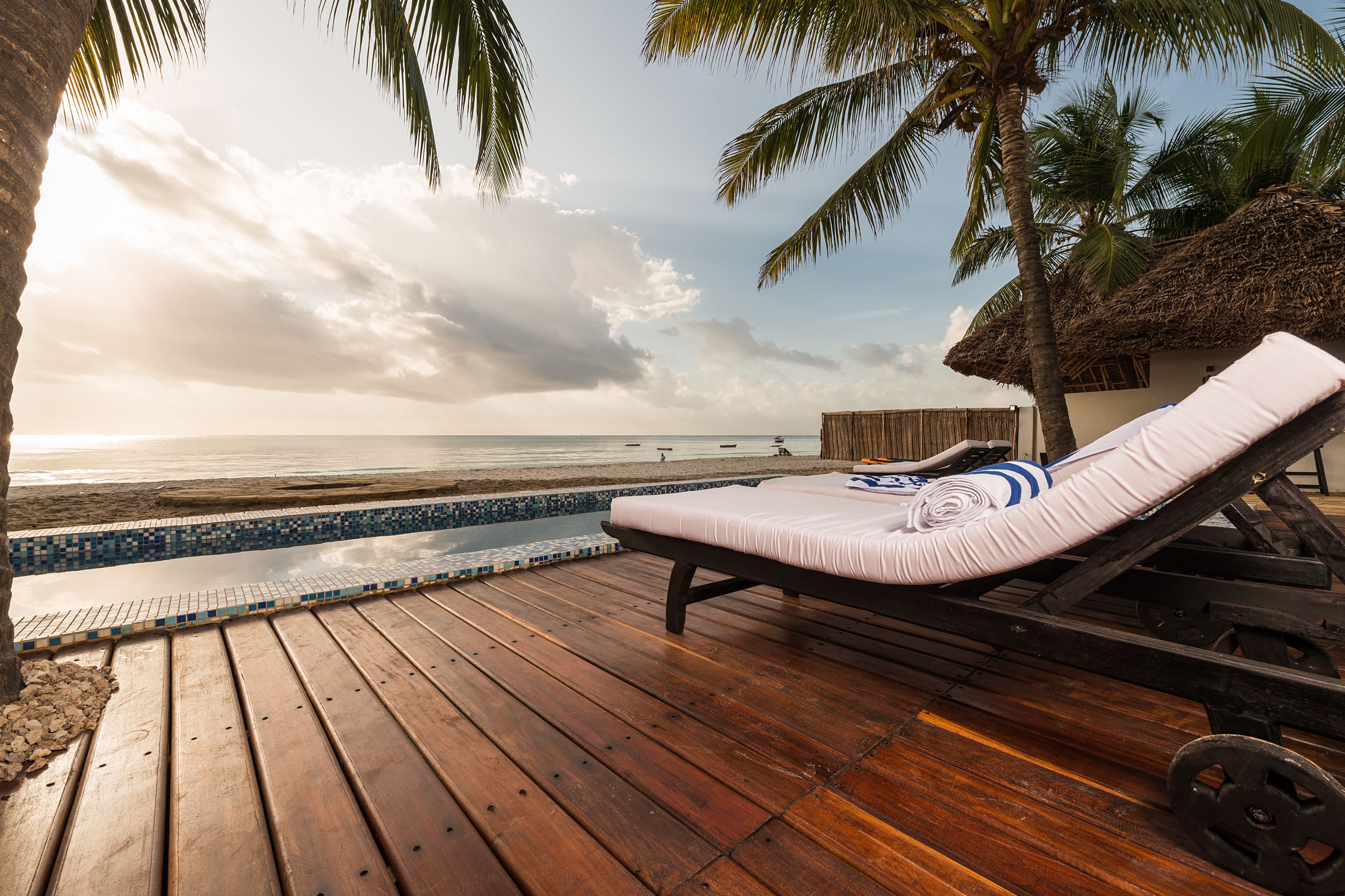 Piscine extérieure, parasols de plage, chaises longues