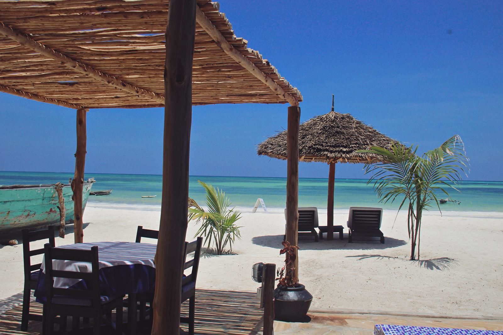 บนชายหาด, เก้าอี้อาบแดด, ร่มชายหาด, ดำน้ำ