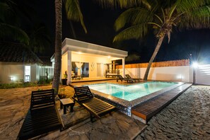 Outdoor pool, pool umbrellas, sun loungers - Sofia Sea View (Pwani Mchangani)