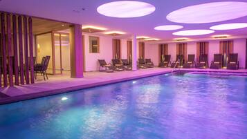 Innenpool, geöffnet von 08:00 Uhr bis 19:30 Uhr, Sonnenschirme