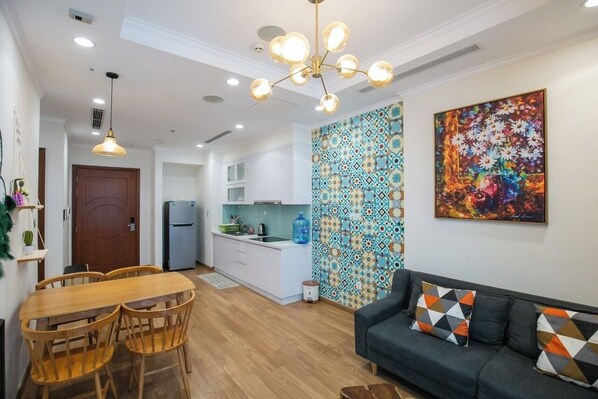 Un appartement moderne comprenant un coin repas, une cuisine et un salon.