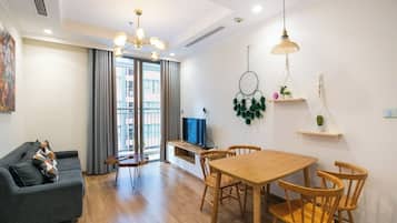 42-inch flat-screen TV with cable channels, Smart TV, fireplace