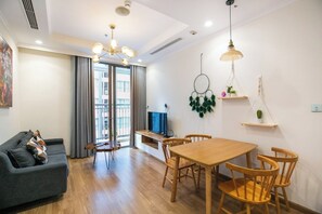 42-inch flat-screen TV with cable channels, Smart TV, fireplace - Park Hill No1 Apartment (Hanoi)