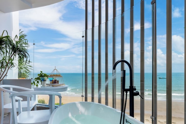 Signature Quadruple Room, Ocean View | Minibar, desk, free WiFi, bed sheets