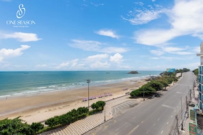 Luxe vierpersoonskamer, uitzicht op oceaan | Een minibar, een bureau, gratis wifi, beddengoed