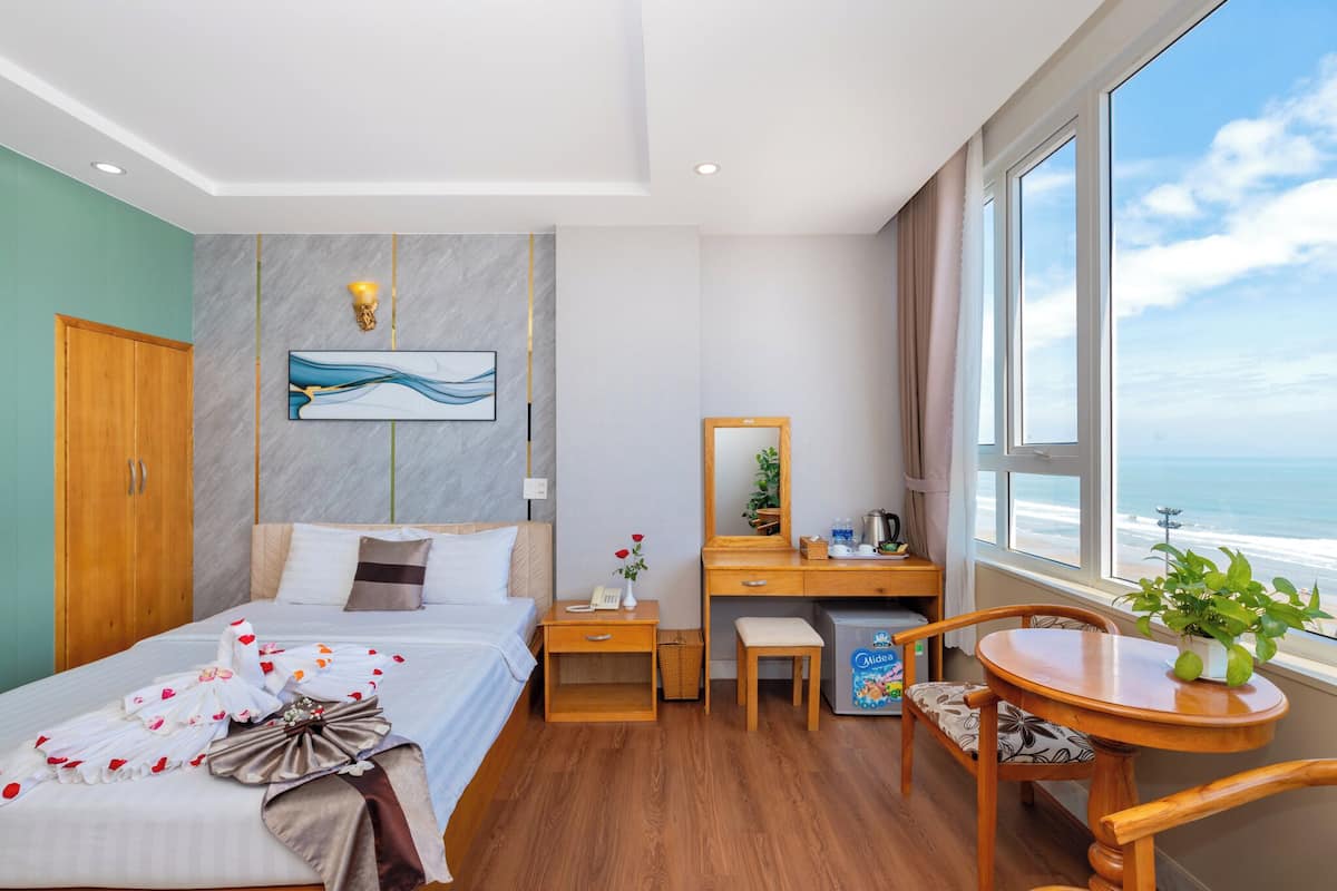 Habitación doble Deluxe, vista al océano | Minibar, caja de seguridad en la habitación, escritorio y camas extra