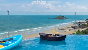 An infinity pool with a view of the beach and ocean. -  One Season Boutique Hotel Vung Tau - Beachfront (Ho Chi Minh City)