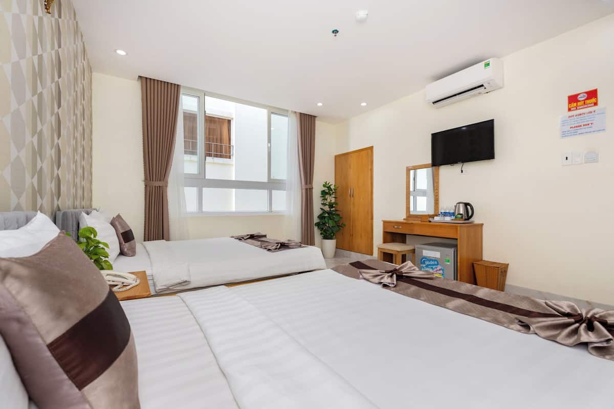 Habitación cuádruple básica, vista a la ciudad | Minibar, caja de seguridad en la habitación, escritorio y camas extra