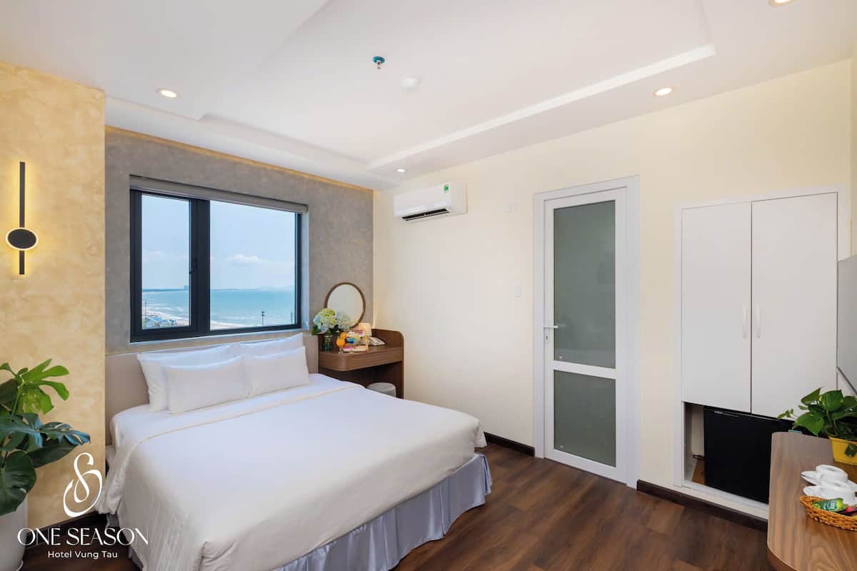 Grand Double Room | Minibar, desk, free WiFi, bed sheets