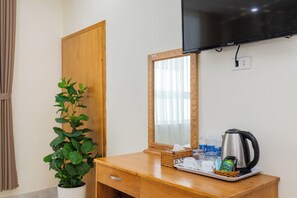 ห้องเบสิกสำหรับสี่ท่าน, วิวเมือง | มินิบาร์, ตู้นิรภัยในห้องพัก, โต๊ะทำงาน, Wi-Fi ฟรี